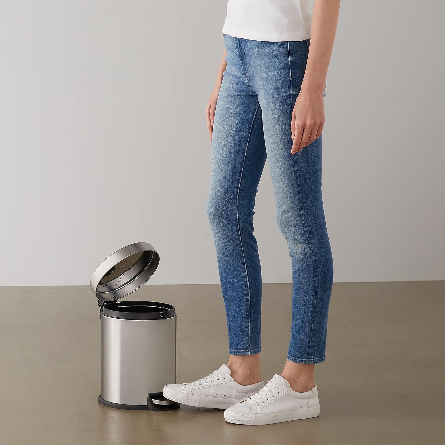Detalle de Amazon Basics Round Cylindrical Soft-Close 5 L Trash Can with Foot Pedal – Brushed Stainless Steel