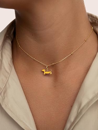 Detalle 2 de SINGULARU Charm Mini Teckel Enamel Amarillo – Latón con baño de oro 18kt