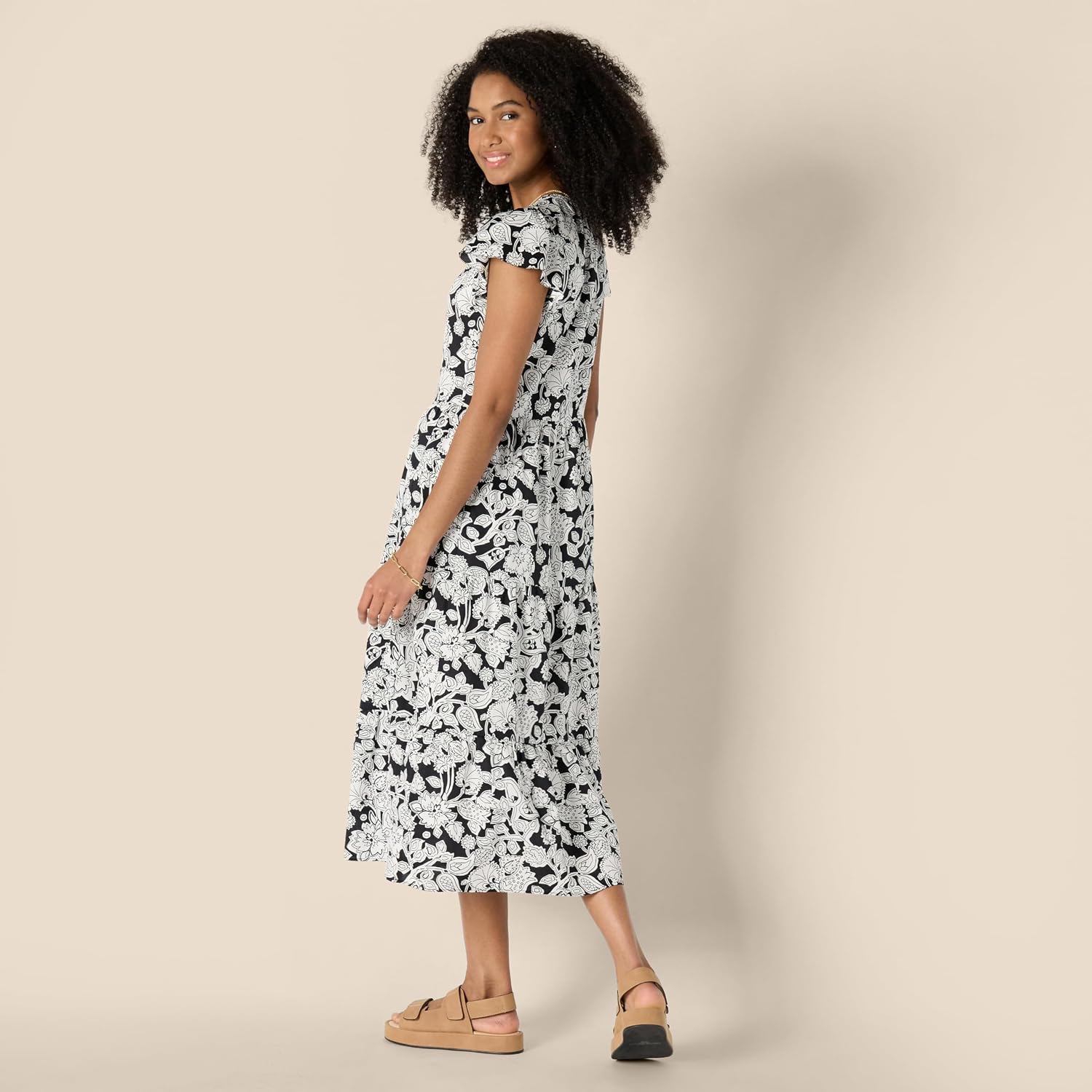 Detalle de Amazon Essentials Damen Gestuftes Relaxed-Fit-Midikleid aus Baumwollsatin mit Rundhalsausschnitt