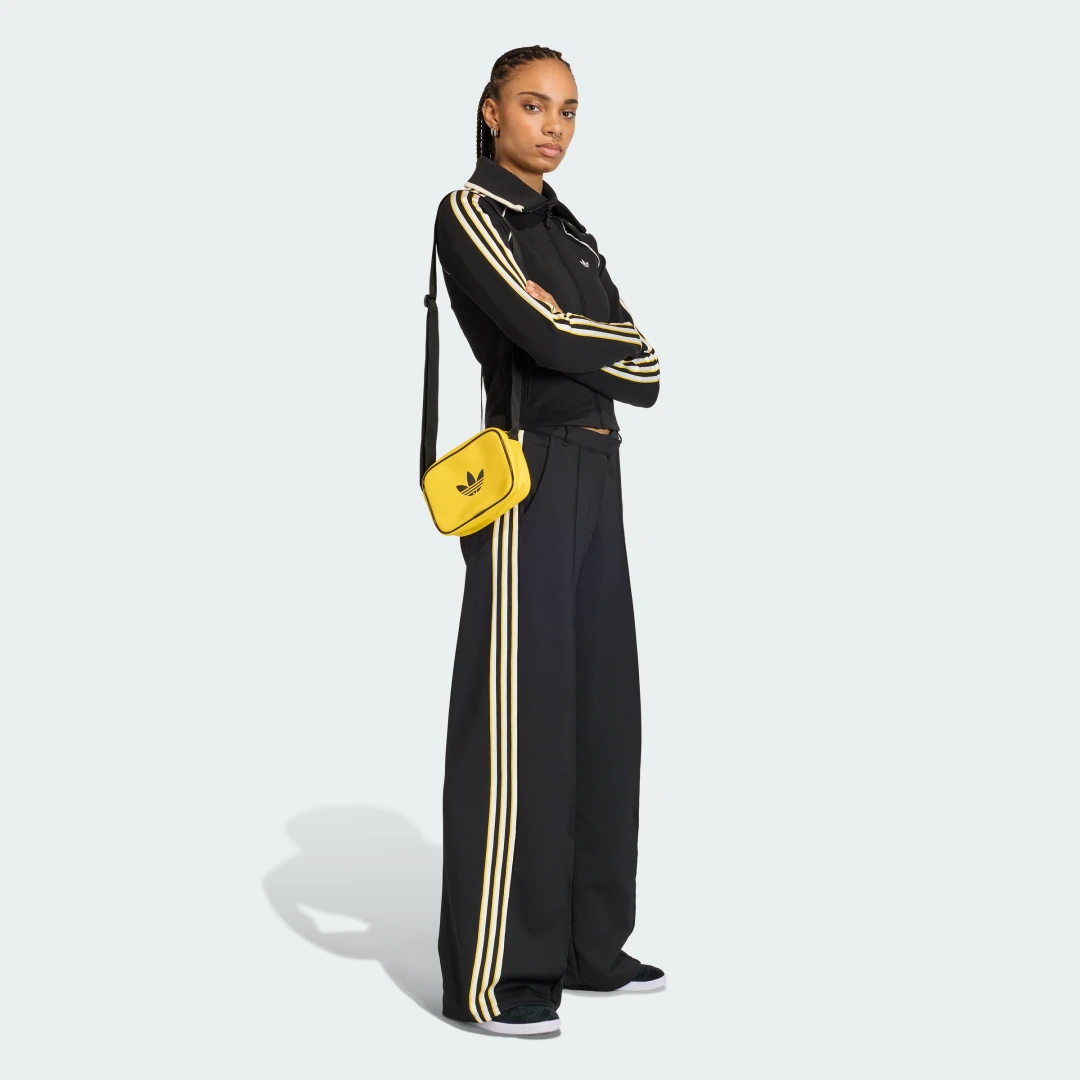 Detalle de CHAQUETA DEPORTIVA ENTALLADA FIREBIRD de Adidas: minimalismo práctico para entrenos y casual
