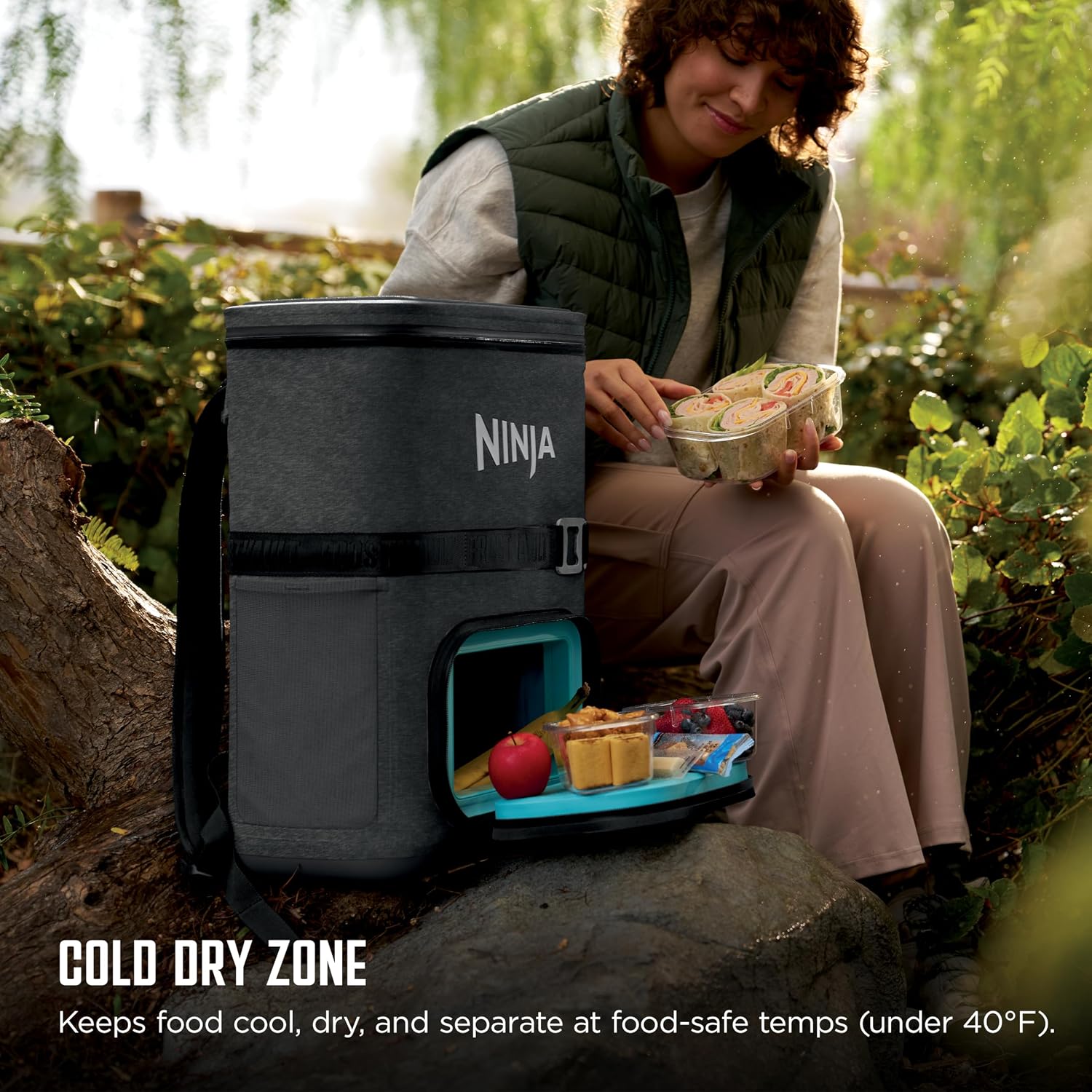 Detalle de Ninja FrostVault Go Can Soft Cooler (24/36 Can) with Leak-Proof Zipper, Cup Holder, 2 Ice Packs, Dry Drawer