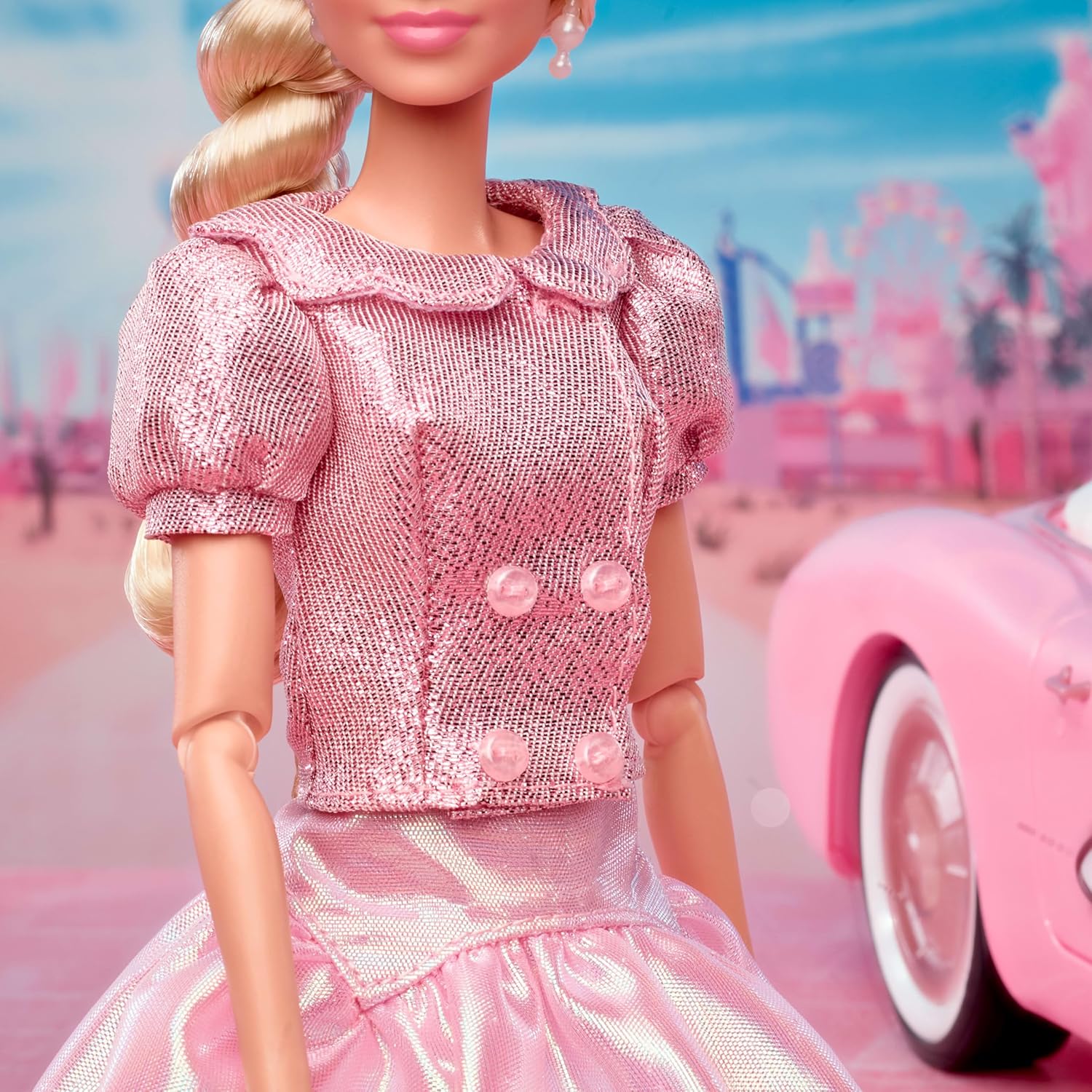 Thumbnail 3 de Barbie The Movie Margot Robbie – Bambola da collezione JBJ53 con camicetta e gonna rosa, capelli acconciati e gioielli coordinati