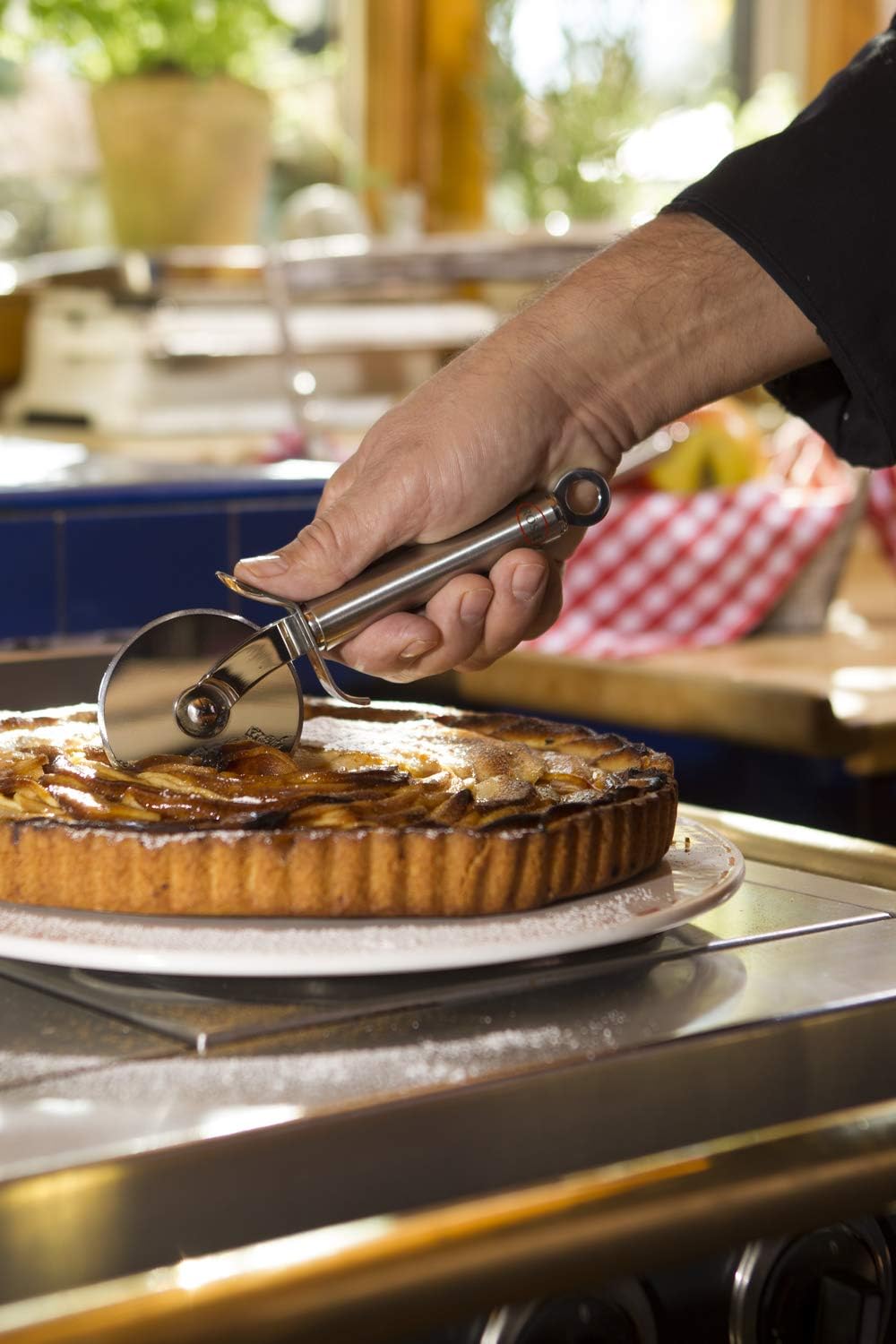 Detalle de RÖSLE Pizza- und Flammkuchenschneider – hochwertig, stabil und hygienisch aus Edelstahl 18/10