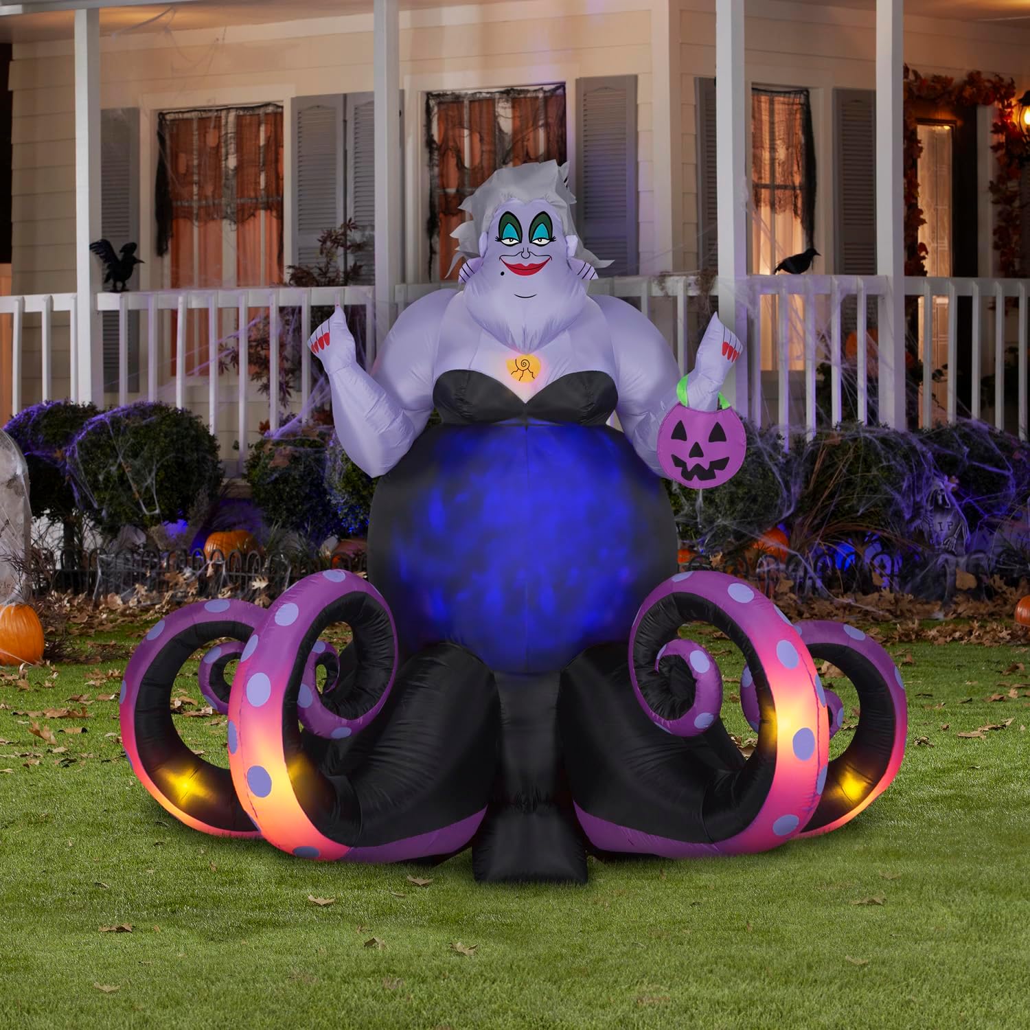 Detalle 2 de Gemmy Ursula Halloween Inflatable, 6-Foot Animated Disney Yard Decor with Moving Tentacles