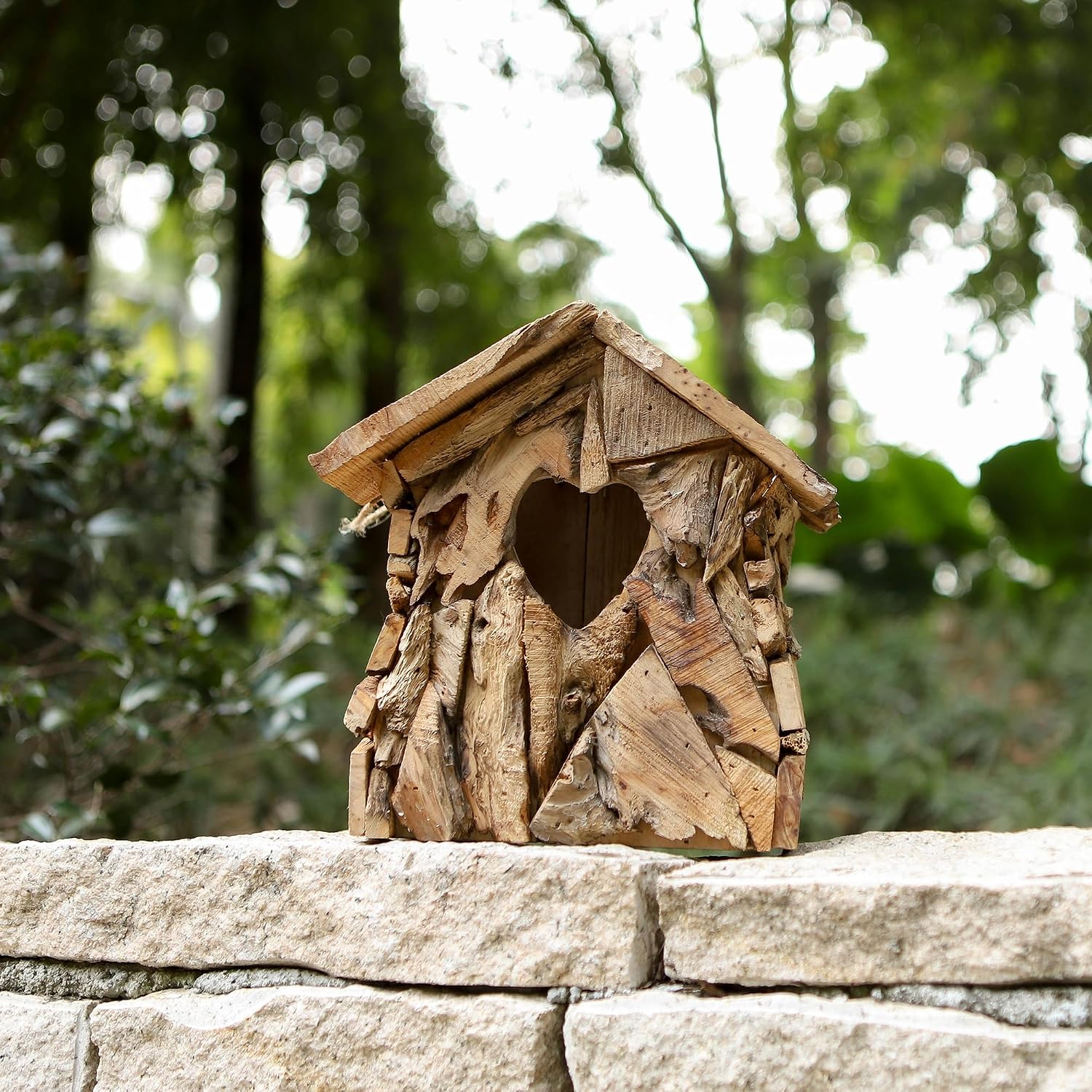 Detalle 1 de Wood Birdhouse with 2.36-Inch Heart-Shaped Entry