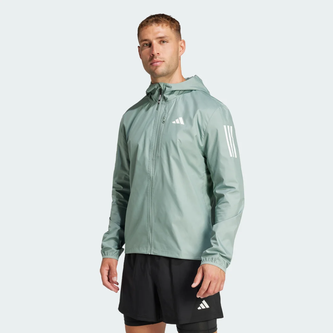 Detalle de Chaqueta Own the Run de Adidas: versatilidad en verde para tus entrenamientos