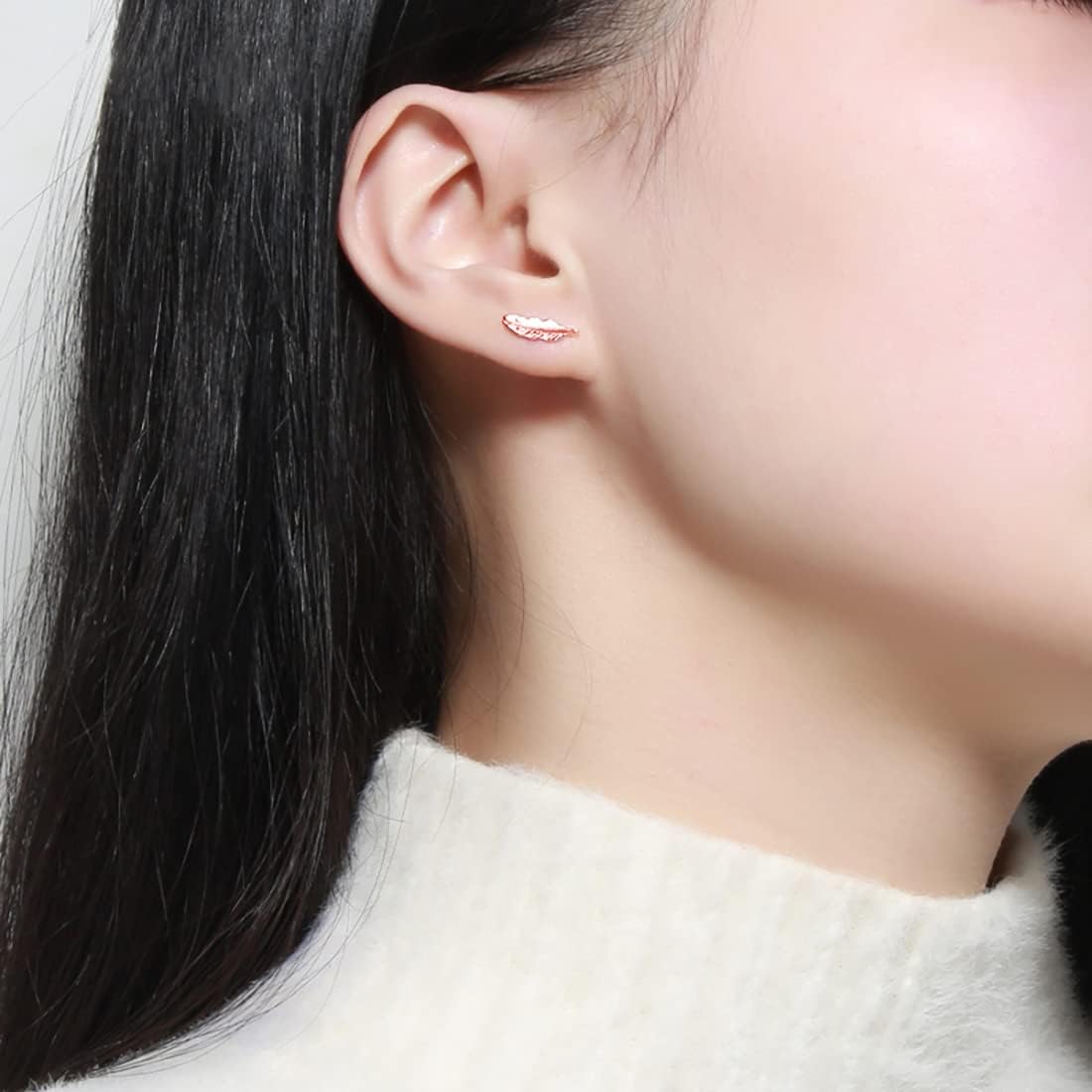 Detalle de SLUYNZ 925 Sterling Silver Feather Stud Earrings – Tiny Minimalist Leaf Design