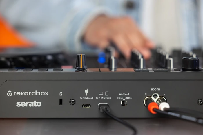 Detalle de AlphaTheta DDJ-GRV6 DJ Controller für Remixes
