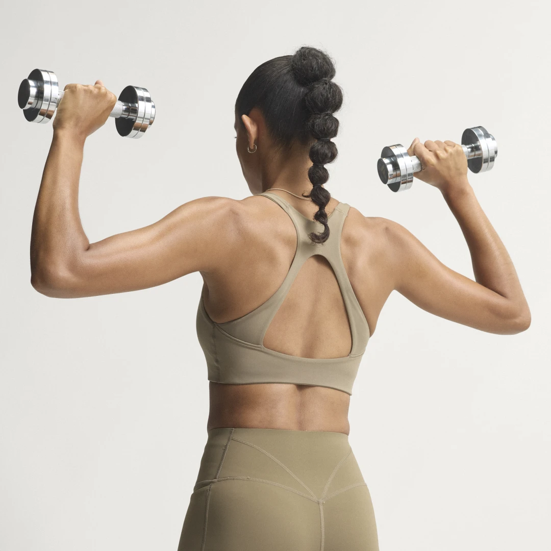 Detalle de Sujetador de entrenamiento para impacto medio Optime de Adidas – Beige