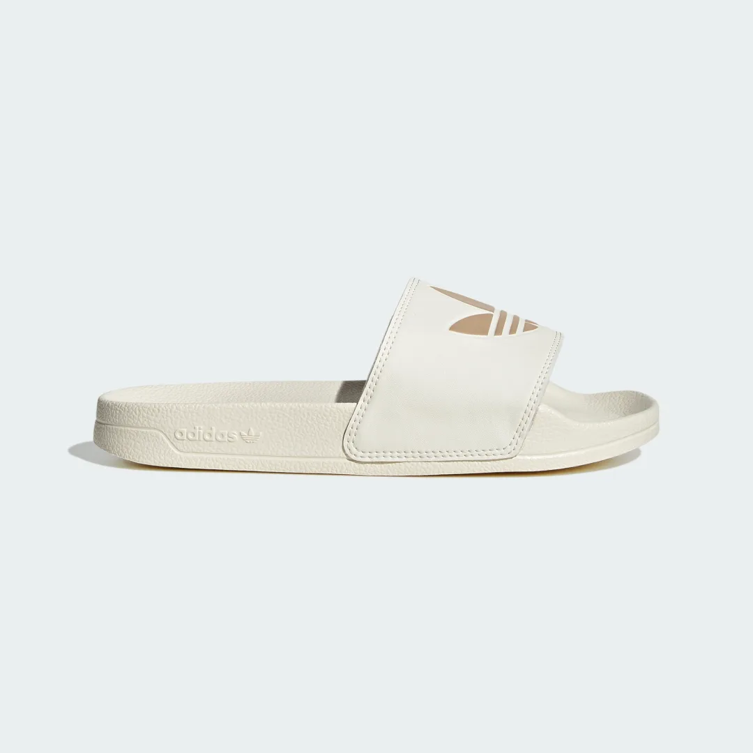 Detalle de Adilette Lite de Adidas: chancla blanca para uso diario y ligero confort