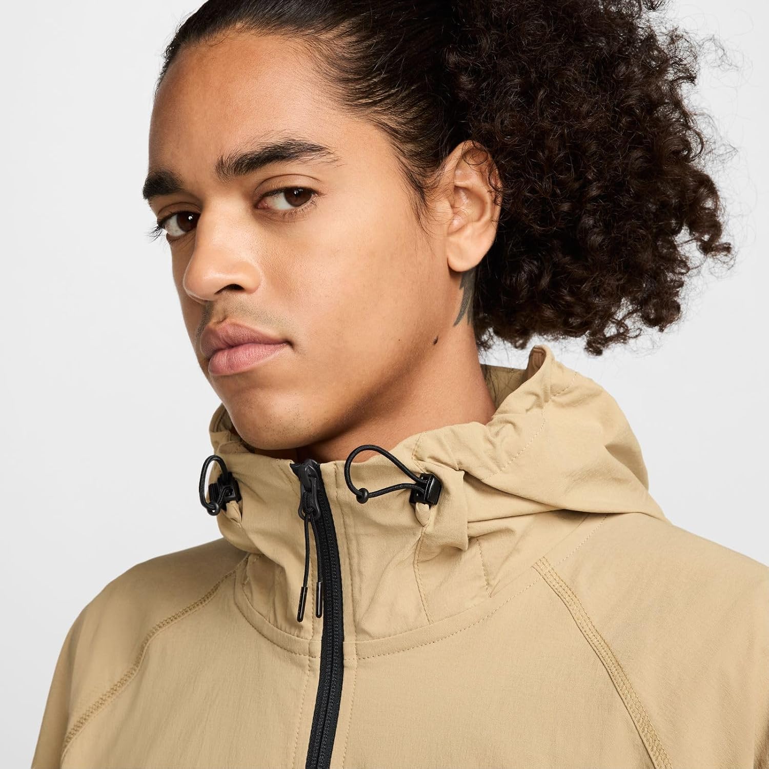 Detalle 2 de Nike Tech męska kurtka tkana z kapturem, elastycznym materiałem i regulacją