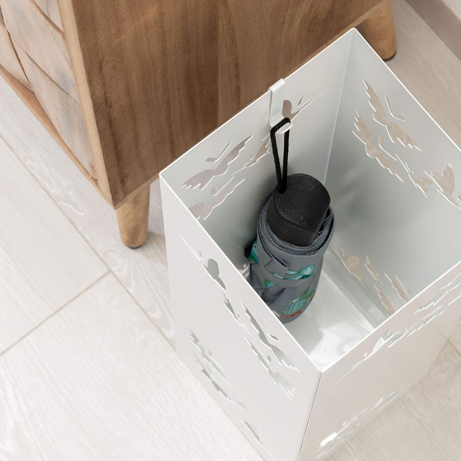 Detalle de Baroni Home Portaombrelli Quadrato in Metallo con Intagli a Forma di Farfalle – Bianco 15,5x15,5x49 cm