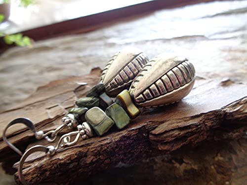 Detalle de Orecchini a goccia in madreperla verde muschio – set di tre pezzi, stile boho