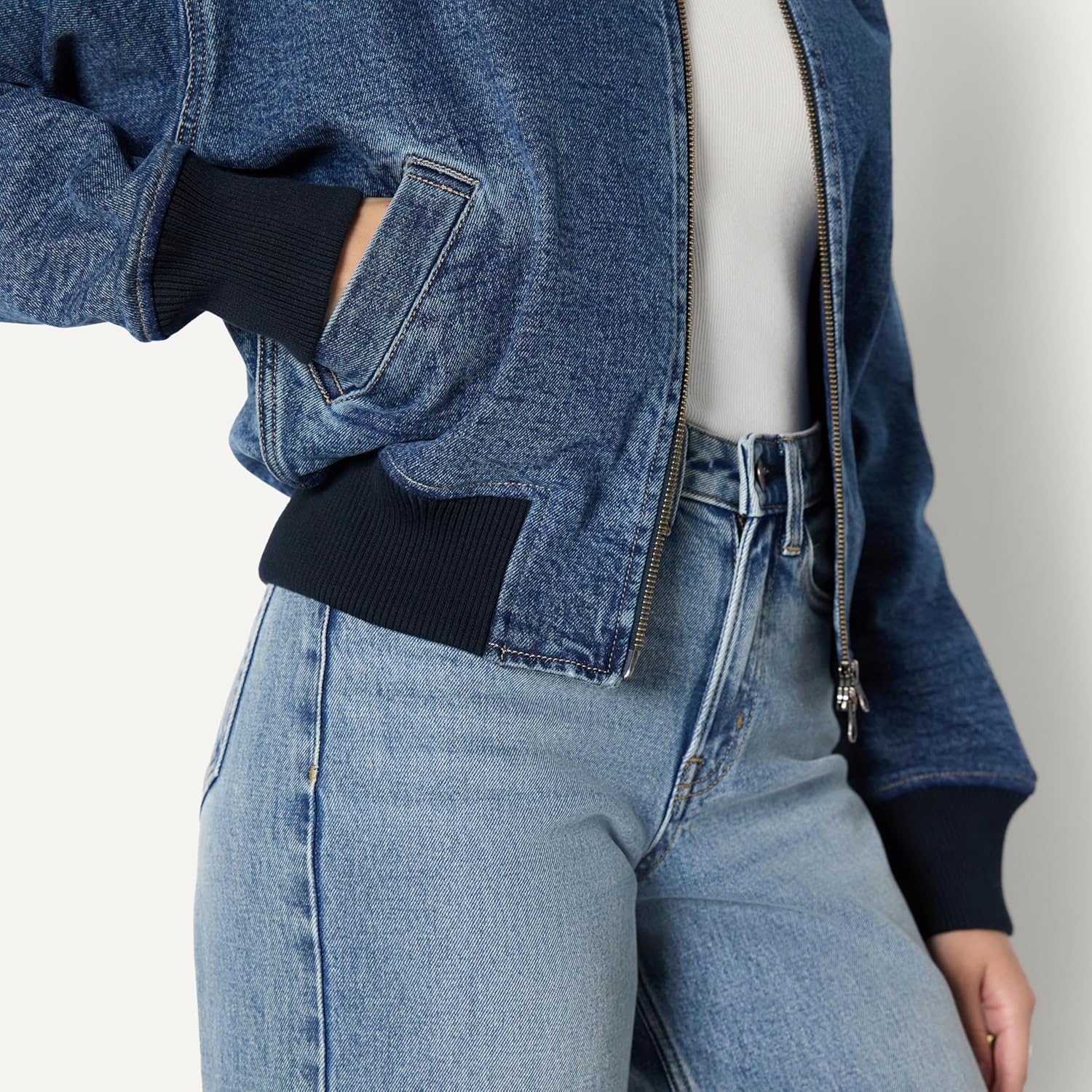 Thumbnail 3 de Amazon Essentials Women’s Relaxed-Fit Denim Bomber Jacket