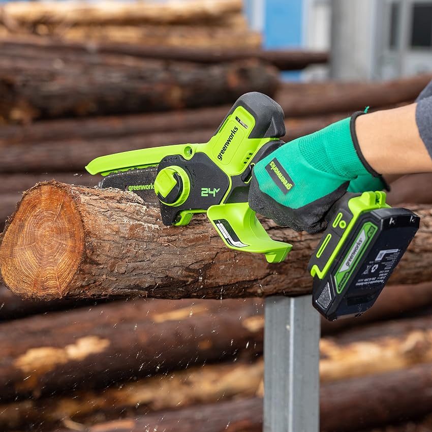 Detalle 2 de Greenworks 24V Mini Motosierra 10cm: Ligera y Eficiente 🌳