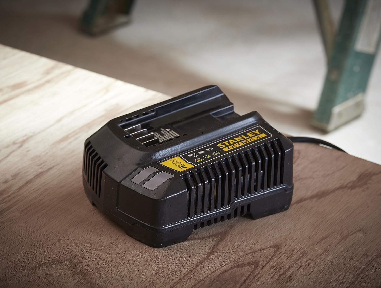 Detalle 2 de Stanley FatMax SFMCB14 Schnell‑Ladegerät 4A