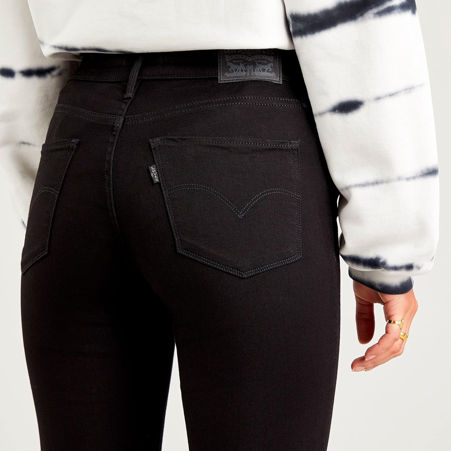 Detalle de Levi's Damen Jeans 311 Shaping Skinny – sanfte Passform mit schimmernder Silhouette