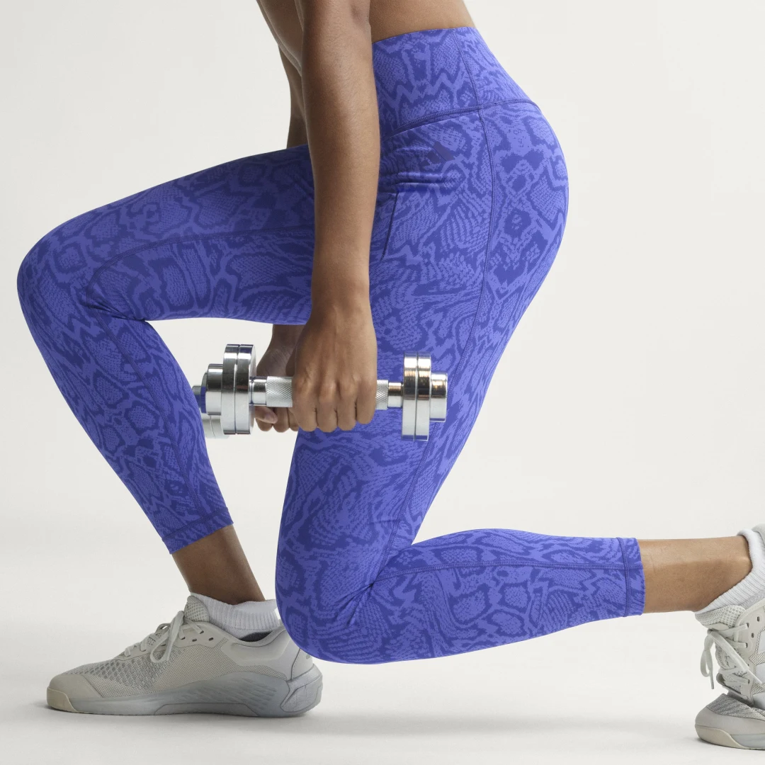 Detalle de Mallas Adidas Optime PrimeLift Snake 7/8 en color violeta