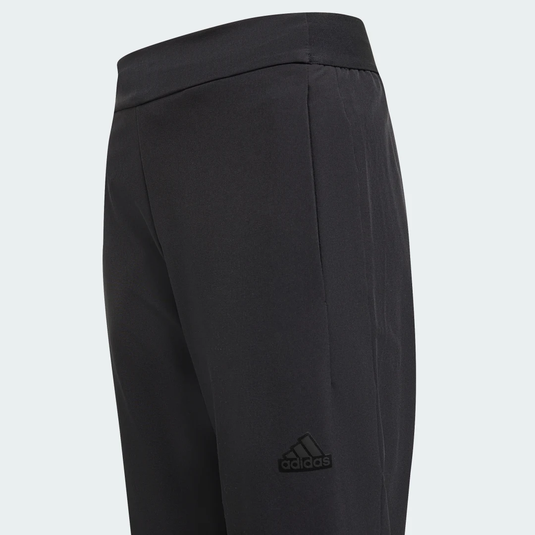 Detalle de Z.N.E. Woven Trousers Kids de Adidas: pantalón técnico para juego y deporte