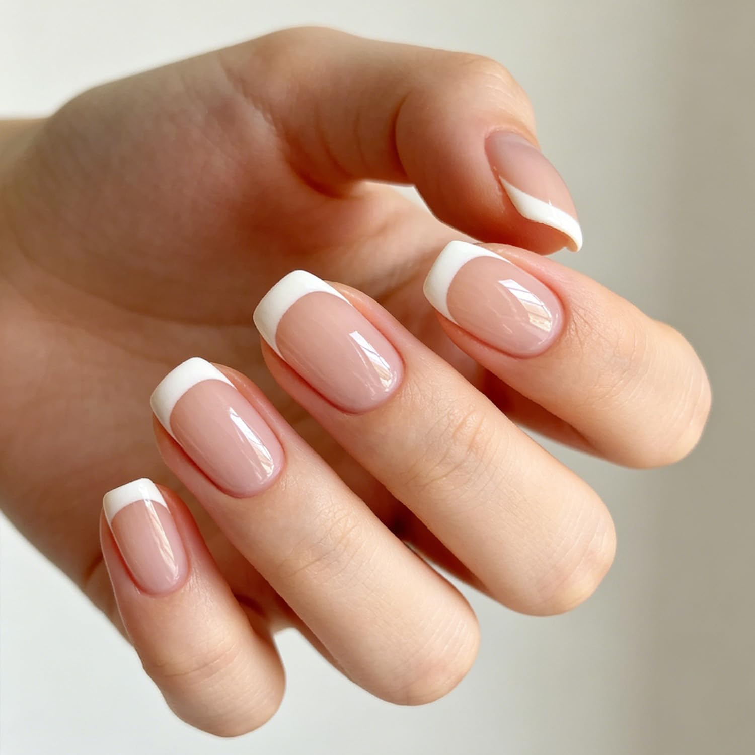 Detalle de Modelones French Tips Press On Nails: Summer Pink & White Short Square, 32-Piece Reusable Nail Kit
