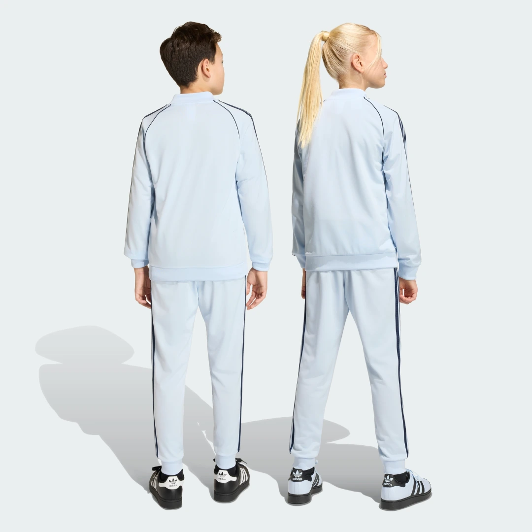 Detalle 2 de Pantalón SST de Adidas en azul: comodidad para el día a día