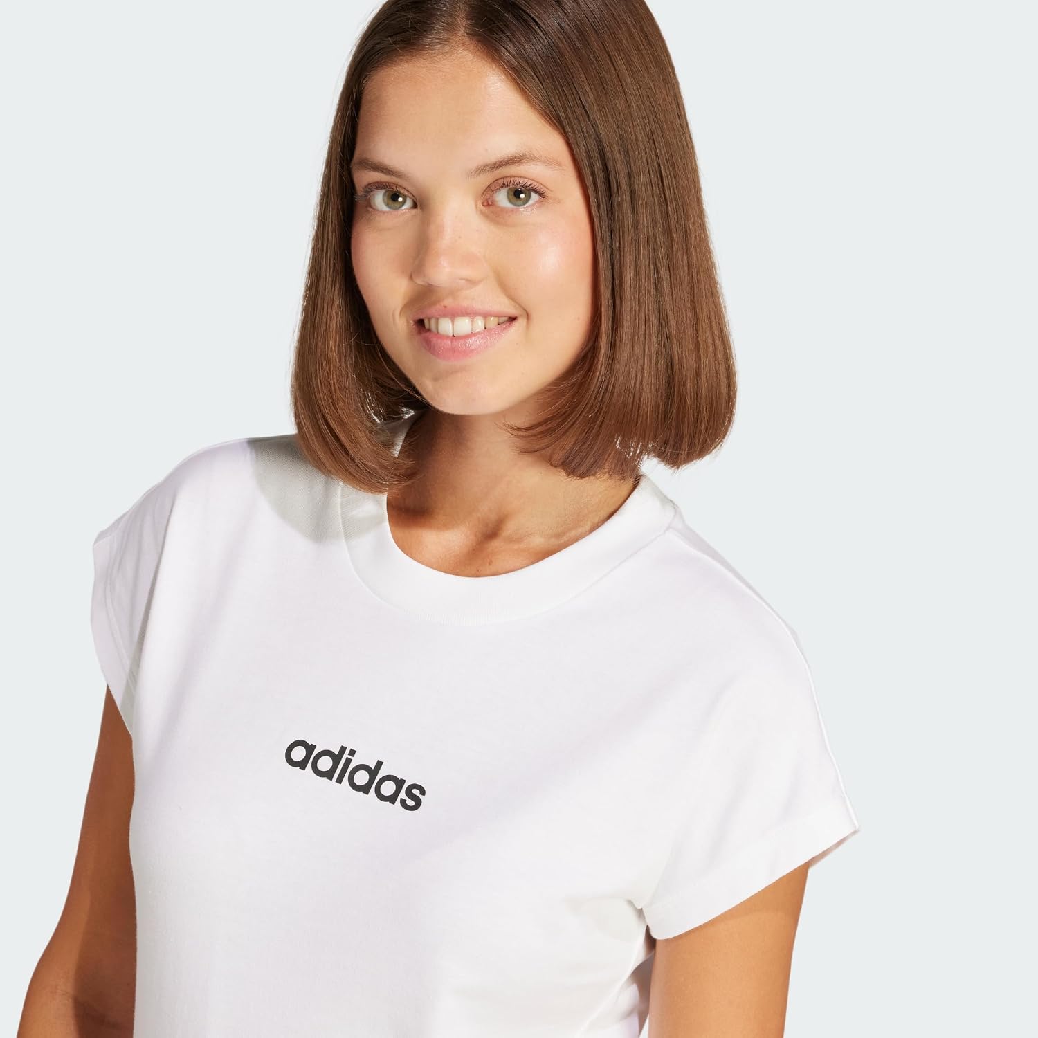 Detalle 2 de adidas Essentials Linear T‑shirt Femme