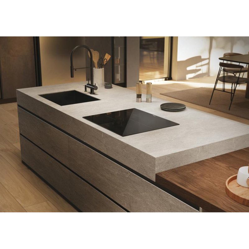 Detalle de Haier HAI633CD/E1: placa de inducción de 3 zonas con panel táctil y asistente culinario