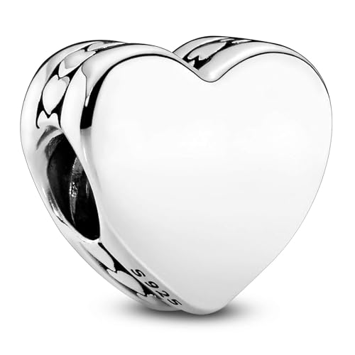 Detalle 2 de Pandora Moments Dije grabable con diseño de corazón en plata de ley