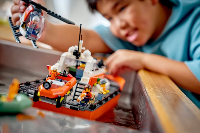 Detalle de LEGO City Rettungsboot 60504 mit Hubschrauber
