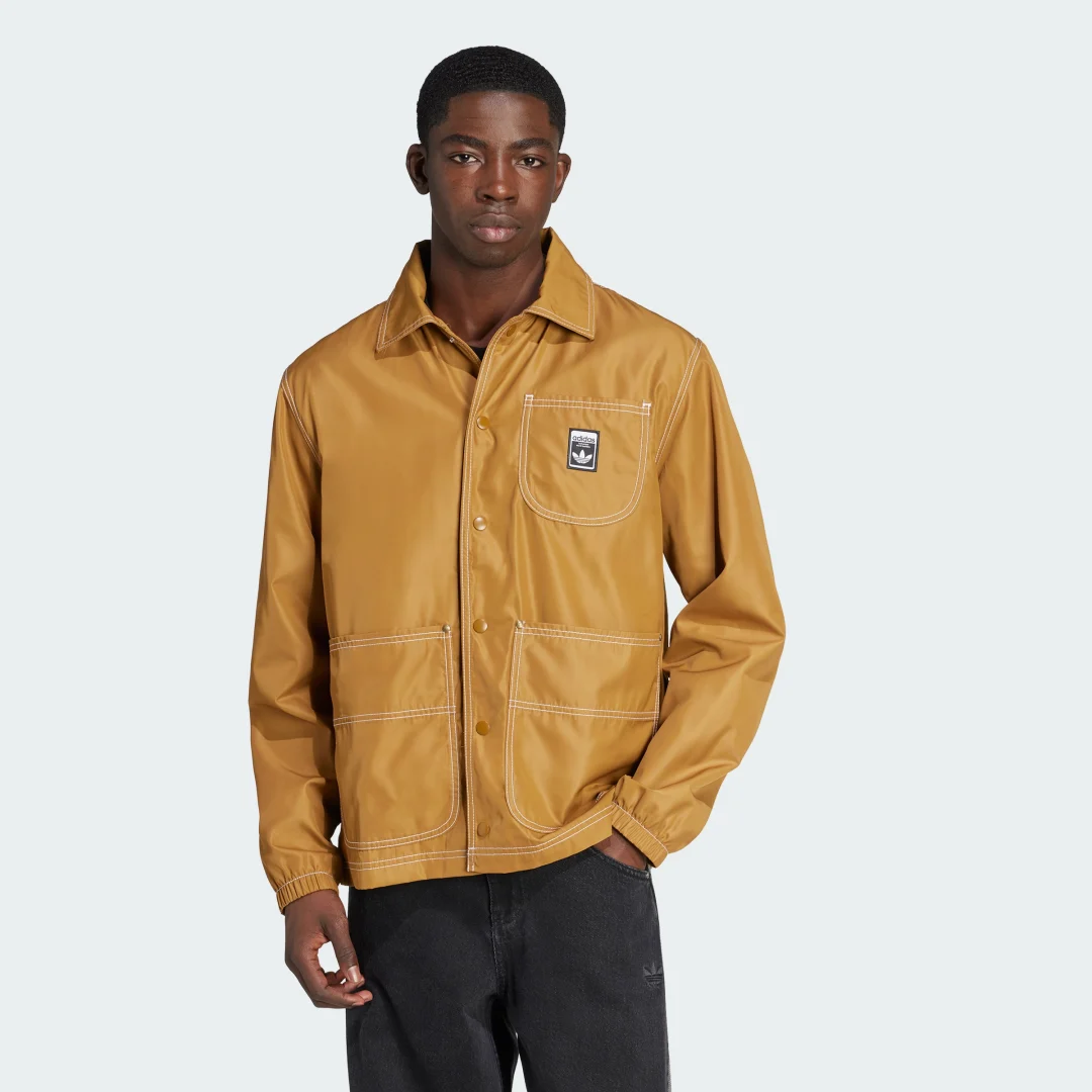 Detalle de Chaqueta Coach Wabash Regular de Adidas — estilo práctico en color Marrón