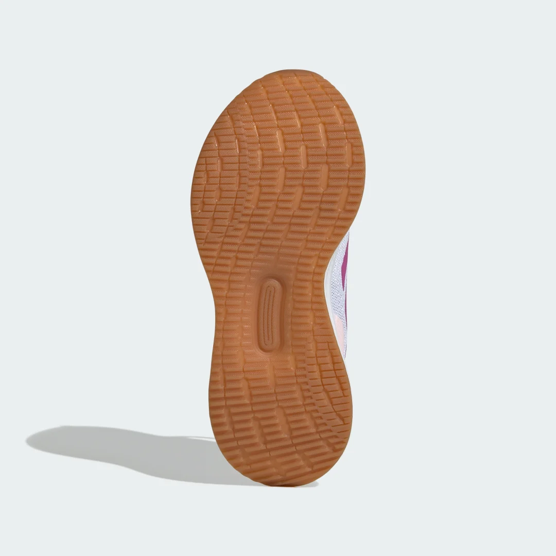 Detalle de Zapatilla Runfalcon 5 Kids de Adidas: comodidad y estilo para los peques