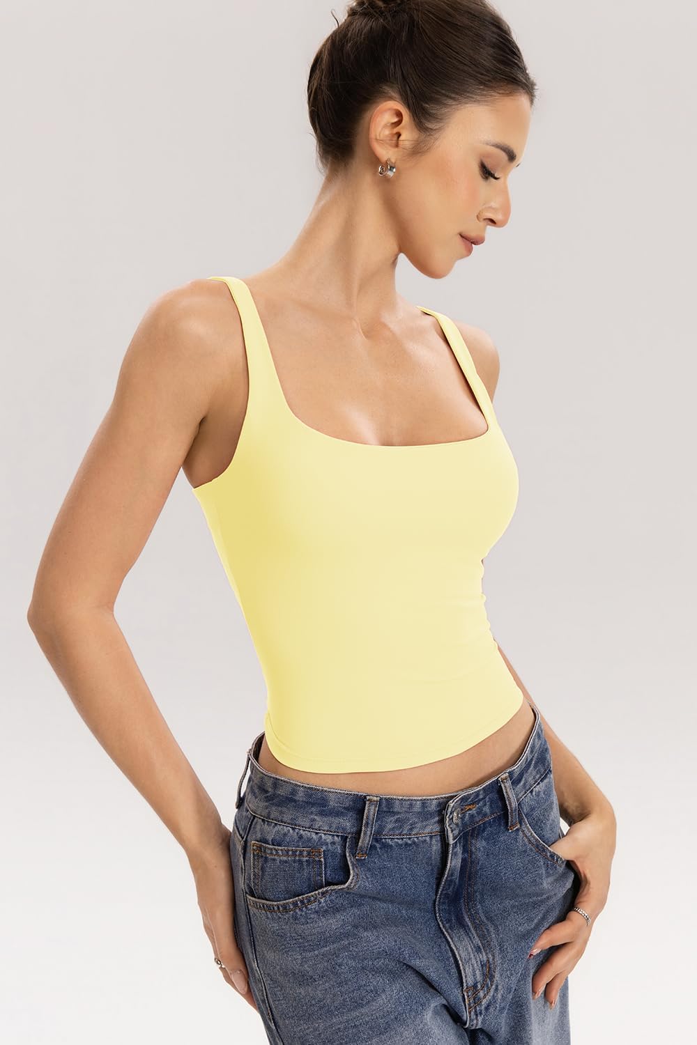 Detalle de QINSEN Women's Tank Tops with Built-in Bras: Square Neck, Double-Lined Comfort for Workouts and Beyond