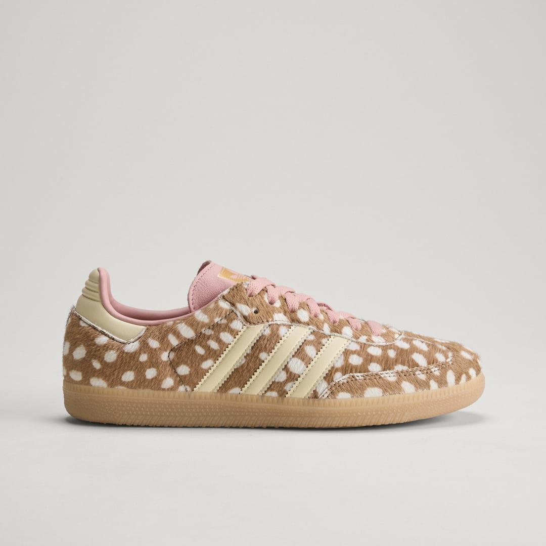 Detalle de Zapatilla Samba OG de Adidas: estilo clásico en marrón para uso diario