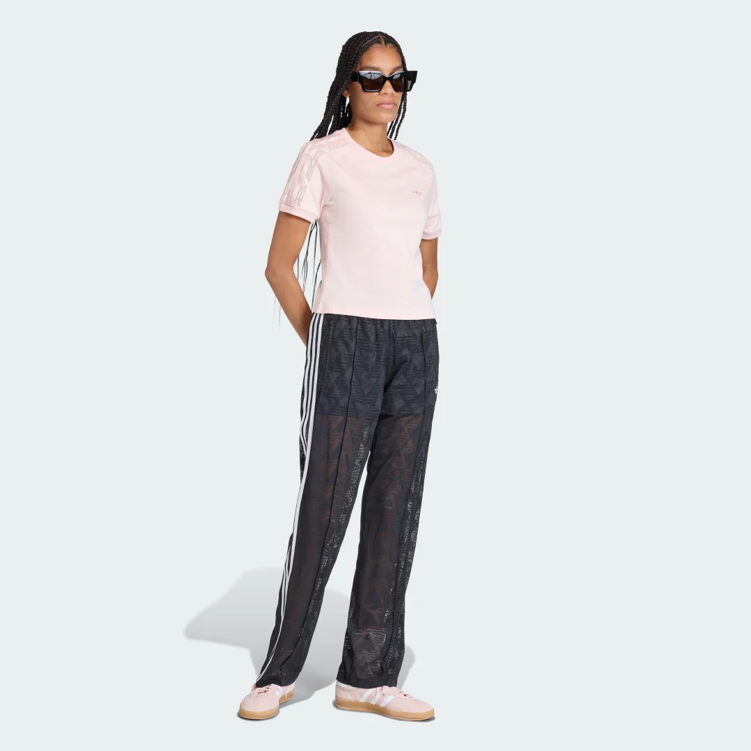 Detalle de Pantalón de Encaje Clásico Firebird de Adidas (negro) – estilo y comodidad atemporal