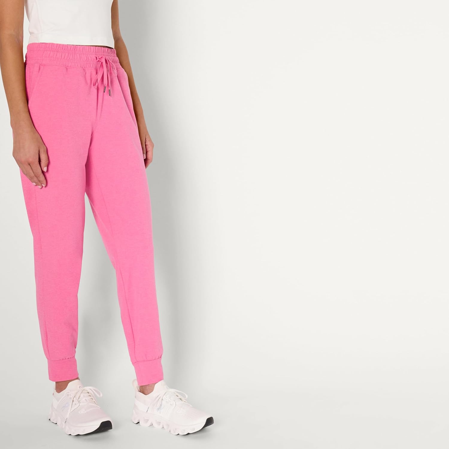 Detalle 2 de Amazon Essentials Women's Athletic Soft Performance Cropped Capri Joggers