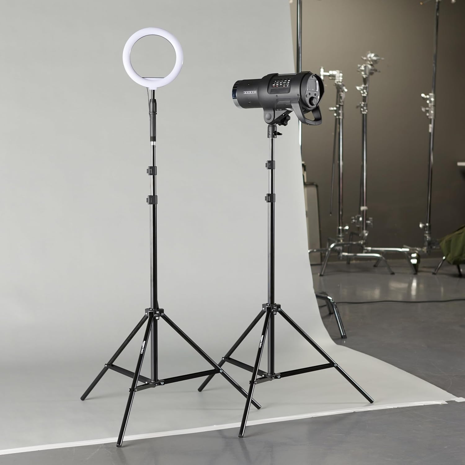 Detalle de Amazon Basics Aluminum Light Photography Tripod Stand – 2 statywy oświetleniowe 85–204 cm