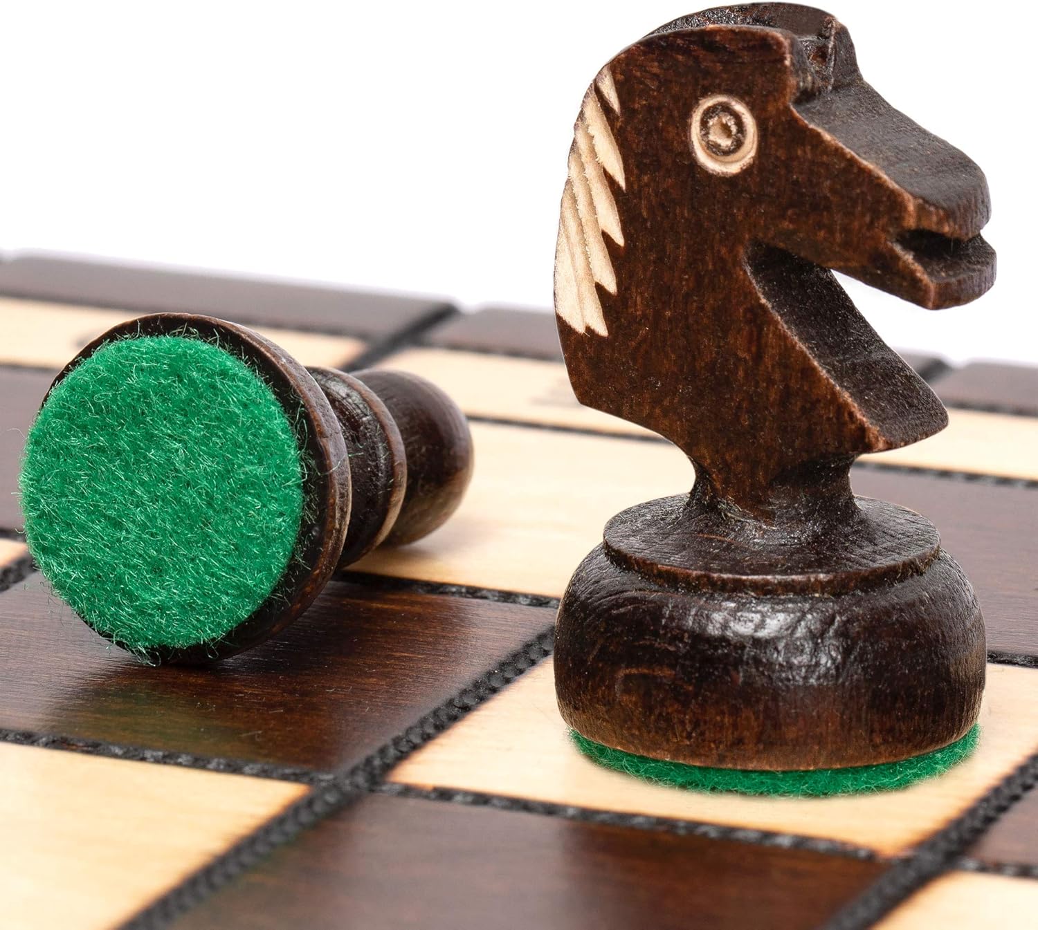 Detalle de Husaria European International Chess Wooden Game Set, King’s Classic – 35.5cm, Handcrafted Pieces & Felted Folding Board