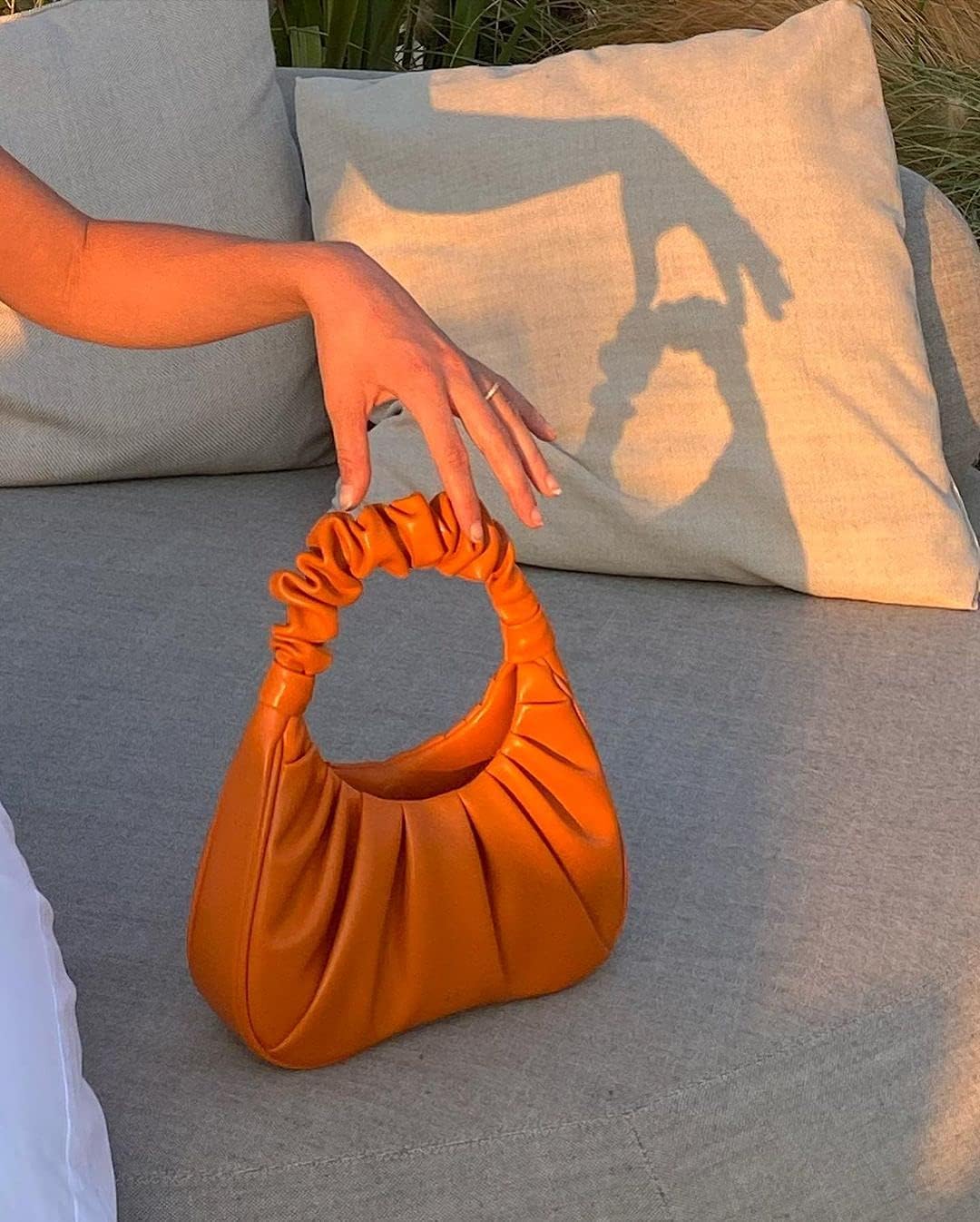 Detalle 2 de JW PEI Gabbi ruched hobo handbag