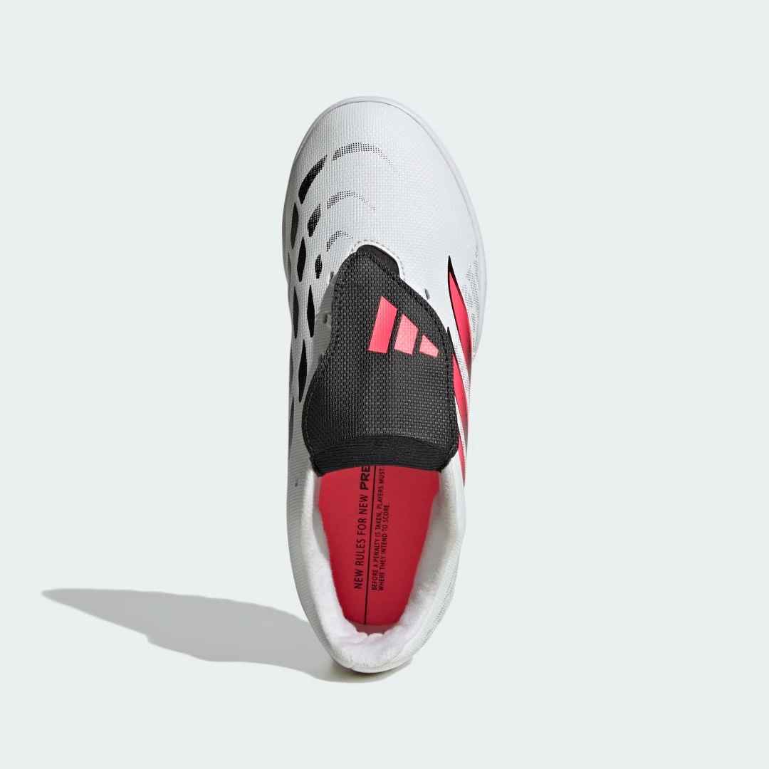 Detalle de Bota de fútbol Predator Club con lengüeta plegable de Adidas – moqueta, color blanco
