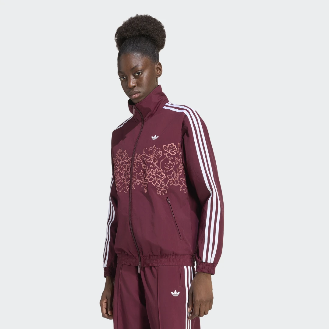 Detalle de Chaqueta Floral GFX Firebird Loose de Adidas en Burgundy