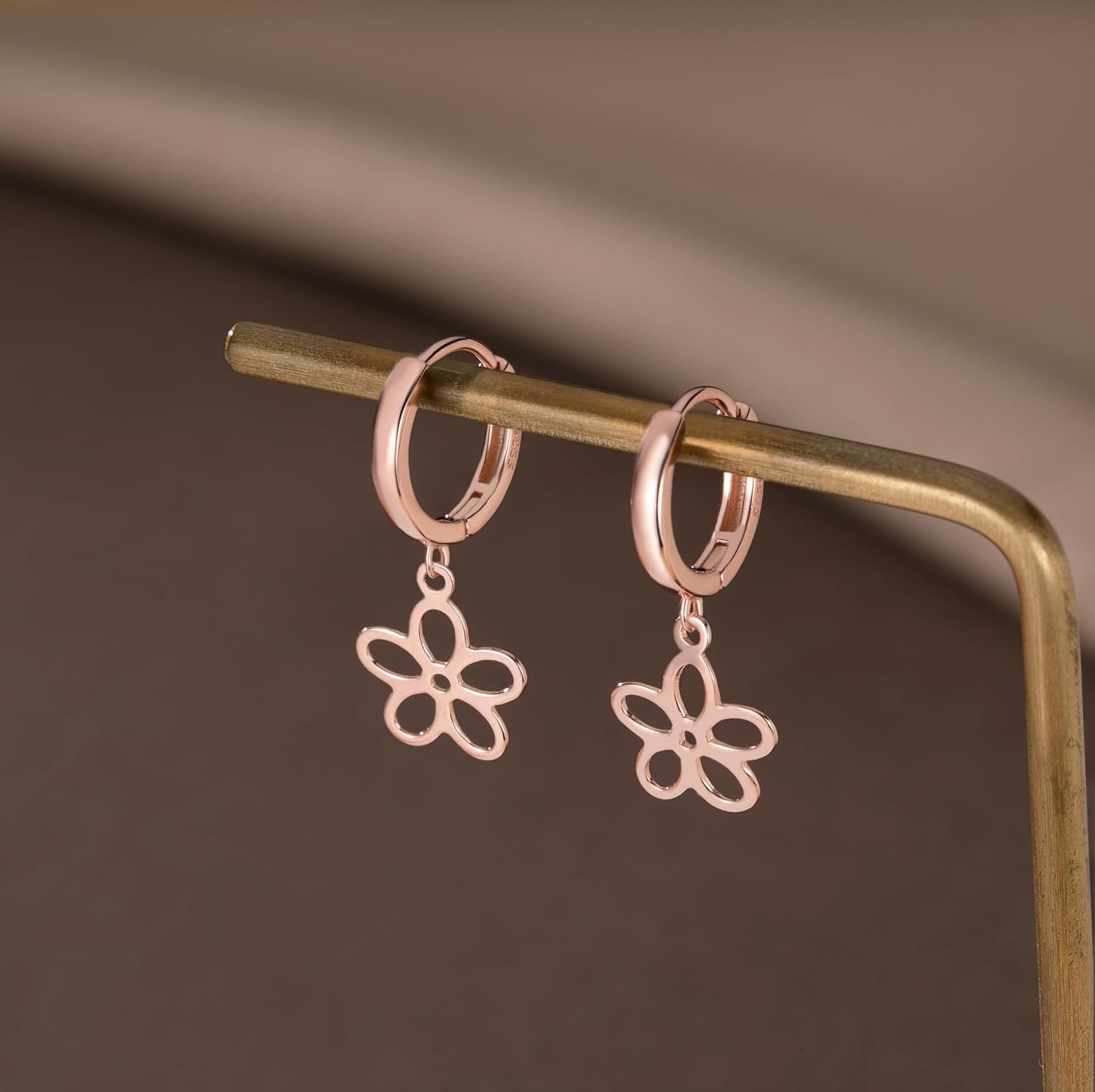 Thumbnail 4 de SLUYNZ 925 Sterling Silver Flower Hoop Earrings – Hypoallergenic, Lightweight Floral Huggies