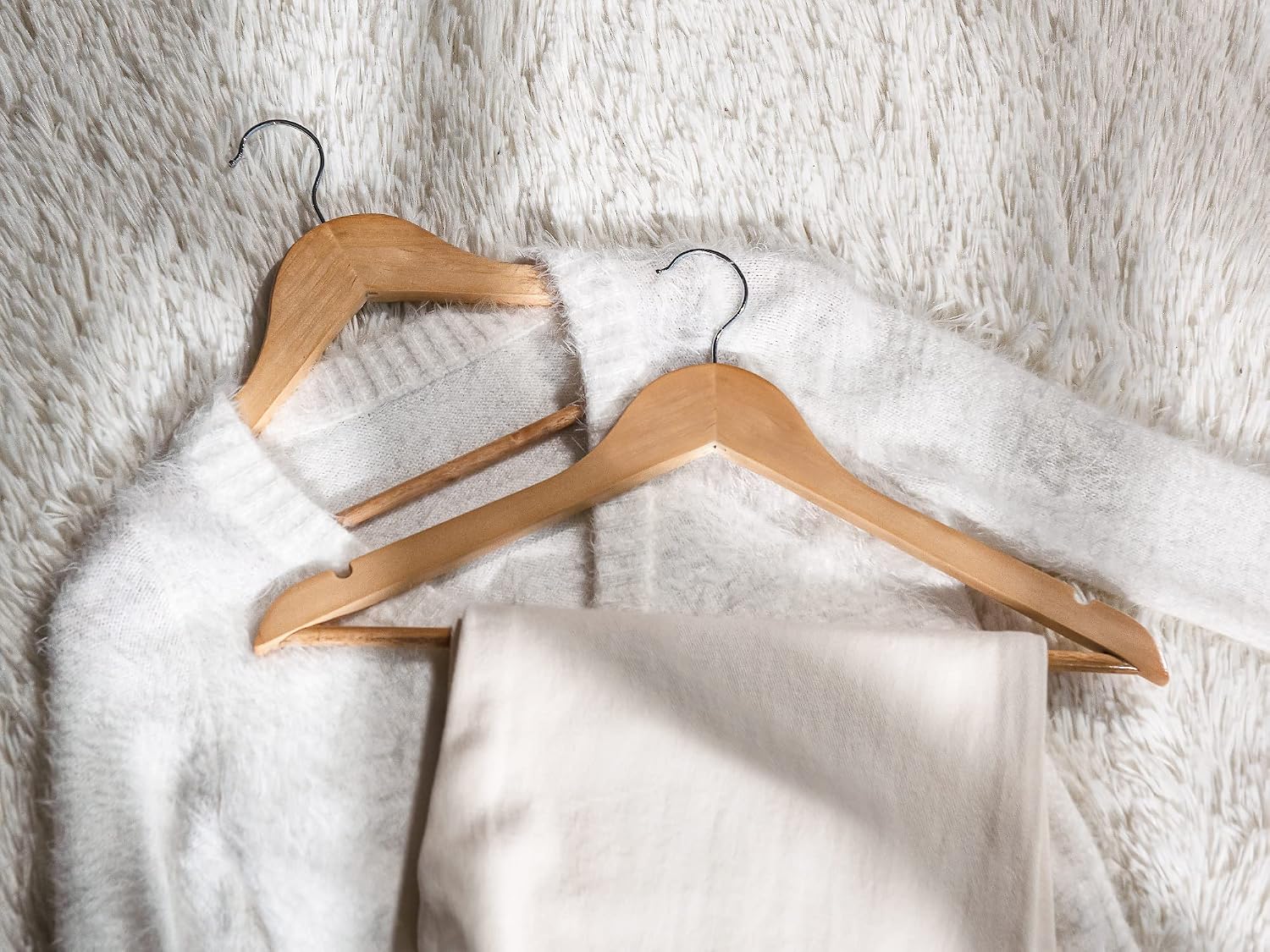 Detalle 2 de StorageWorks Wooden Coat Hangers, 20-Pack