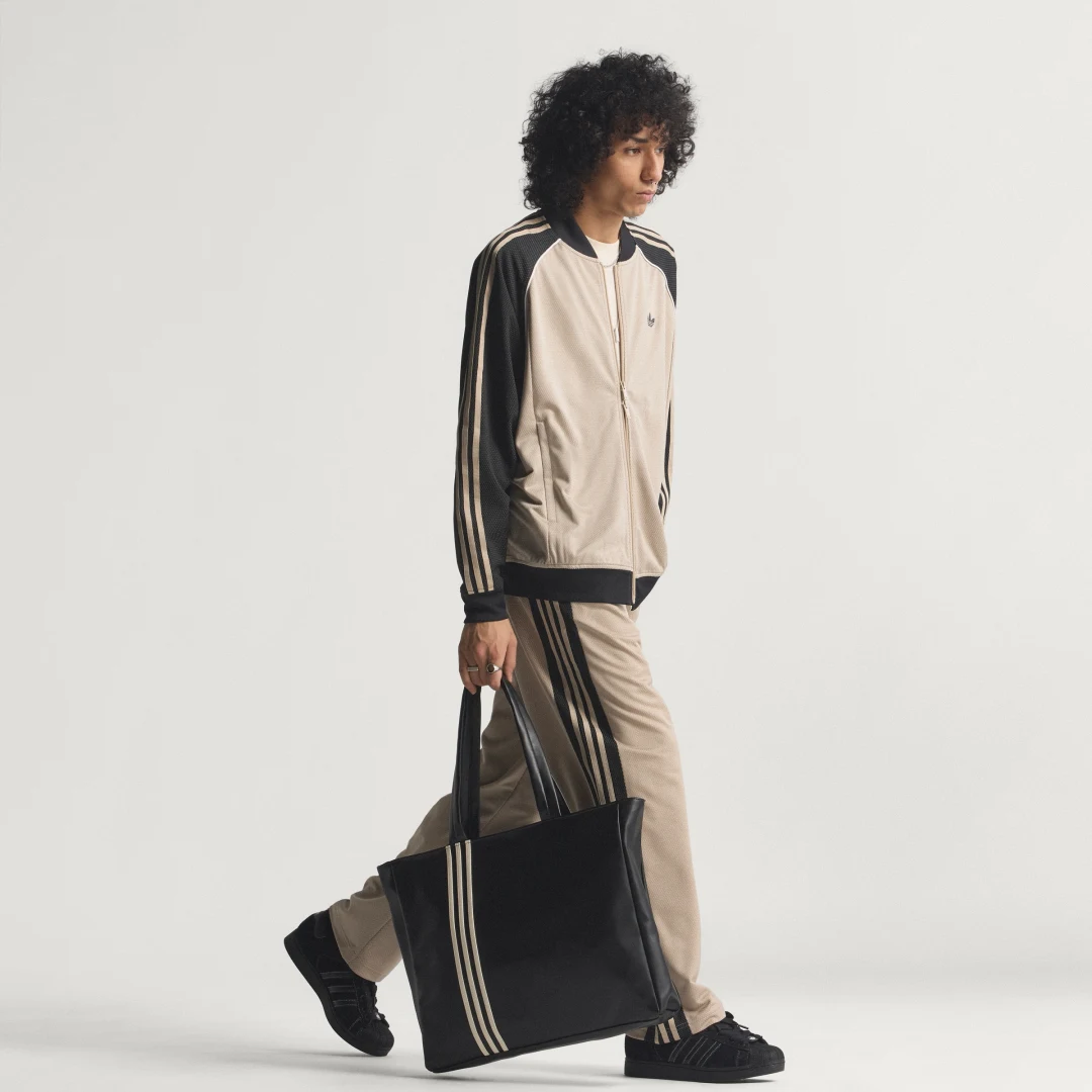 Detalle de CHAQUETA DEPORTIVA HOLGADA DE MALLA – Adidas, beige