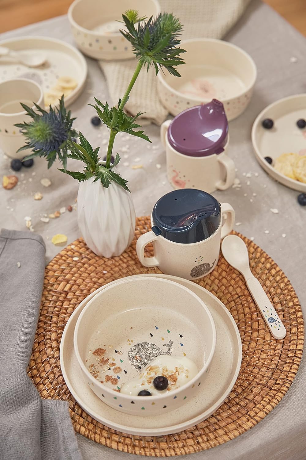 Detalle 2 de LÄSSIG Kindergeschirr Set Little Water Whale – Teller, Becher, Schälchen und Löffel, BPA-frei