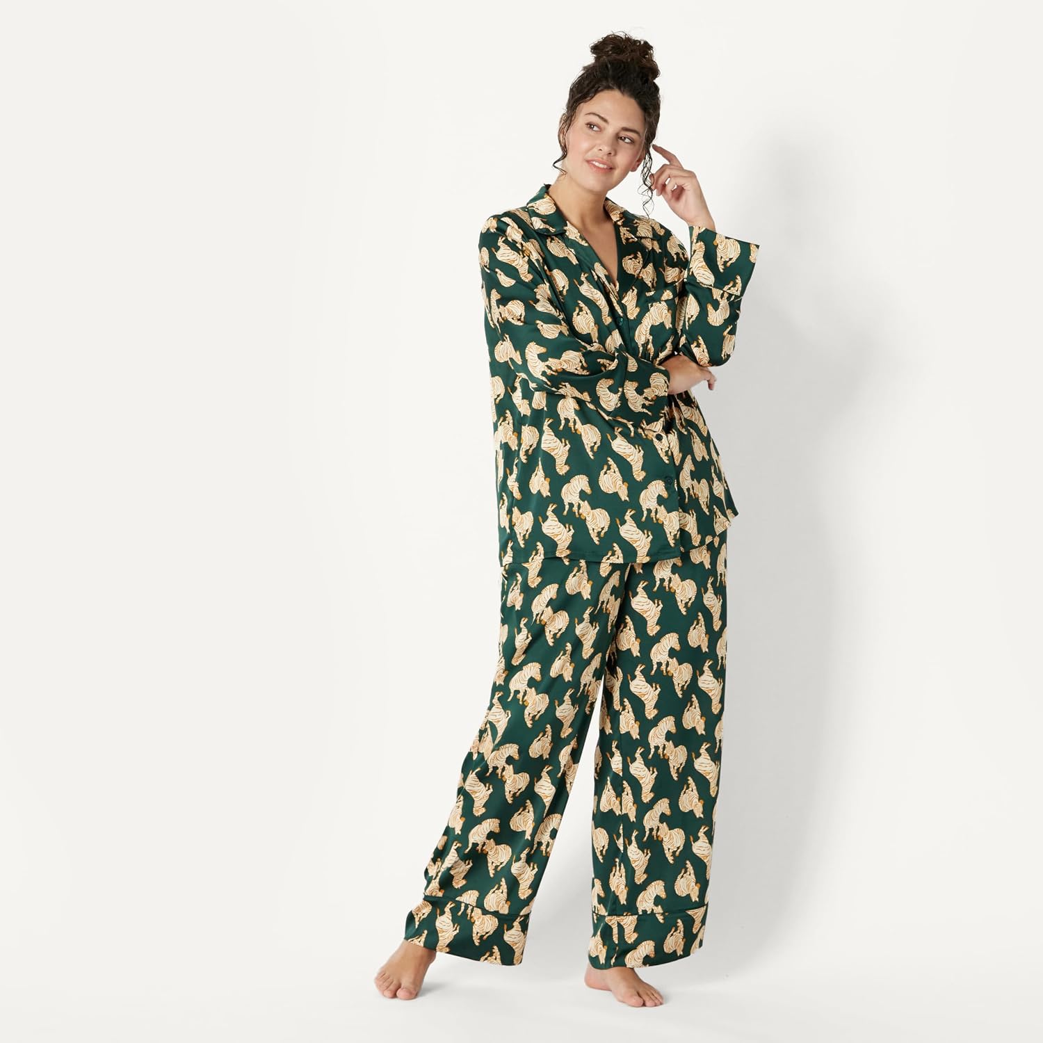 Thumbnail 4 de Amazon Essentials Women's Satin Long Sleeve Shirt and Pant Pajama Set