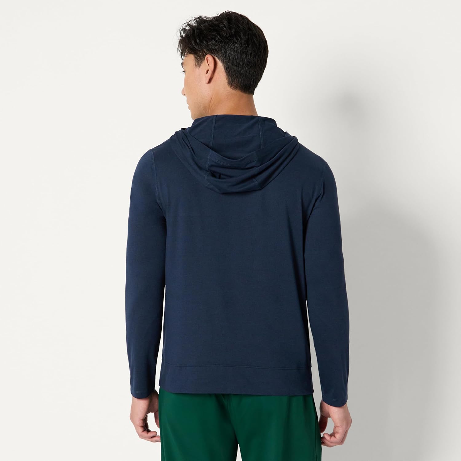 Thumbnail 2 de Amazon Essentials Men’s Athletic Soft Performance Lightweight Gym Hoodie Sweatshirt