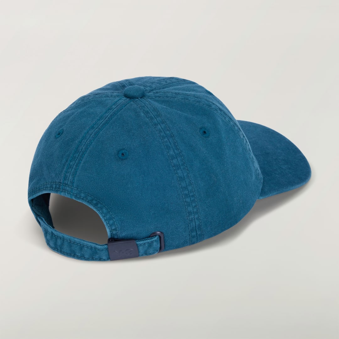 Detalle 2 de Gorra Dad Y-3 de Adidas: estilo urbano y comodidad para el día a día