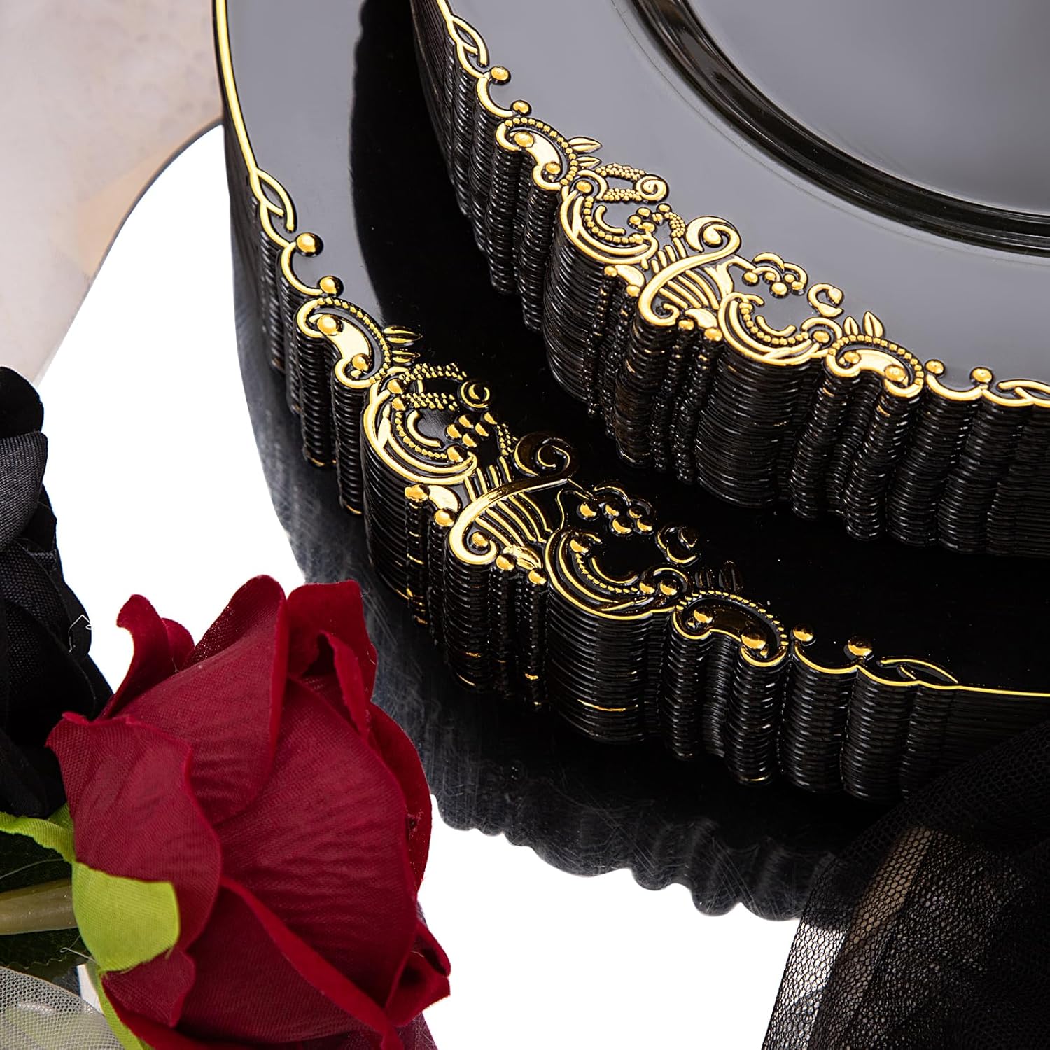 Detalle de Hioasis 350pcs Black & Gold Party Plates Set for 50 Guests