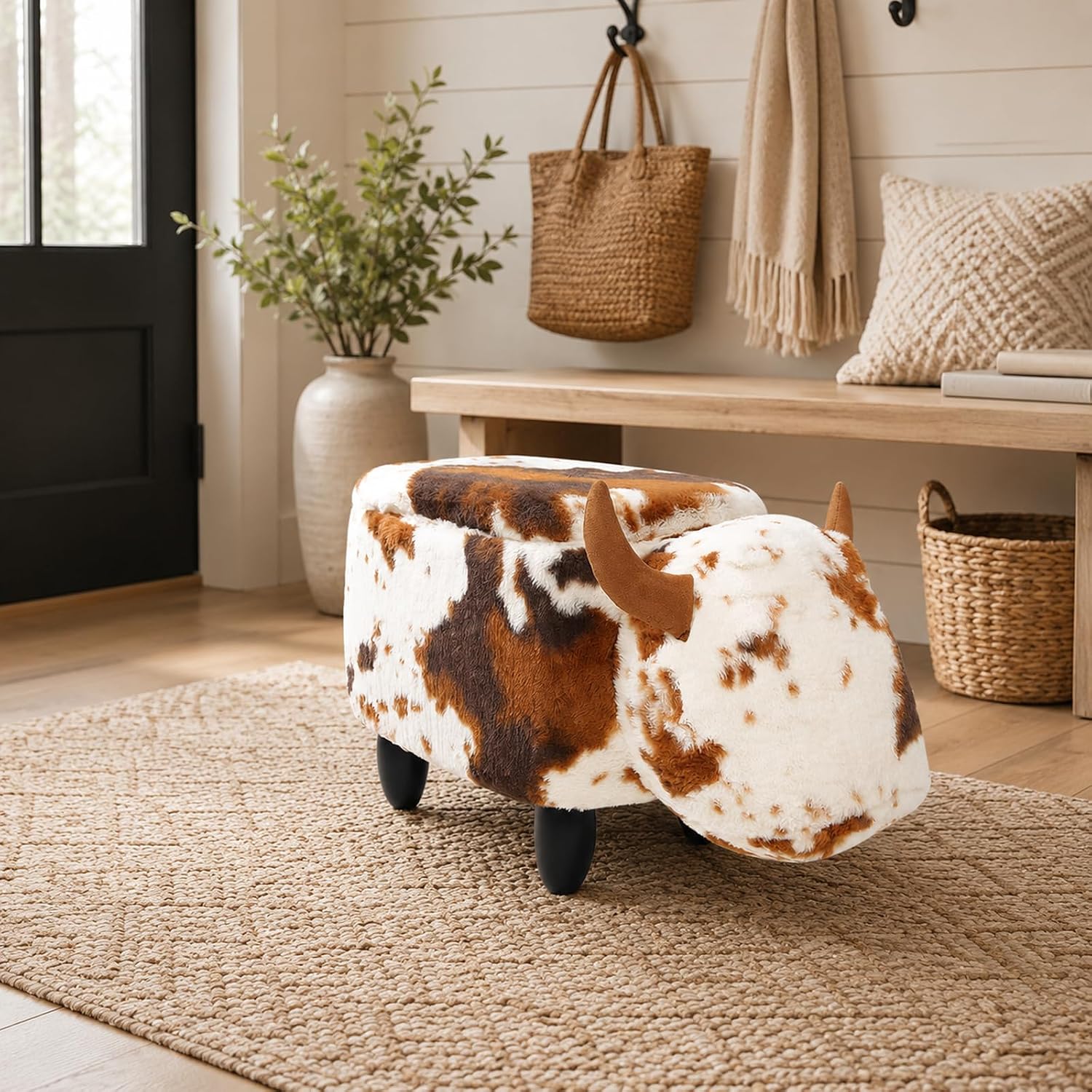 Detalle 1 de Cow-Shaped Storage Ottoman in Faux Fur