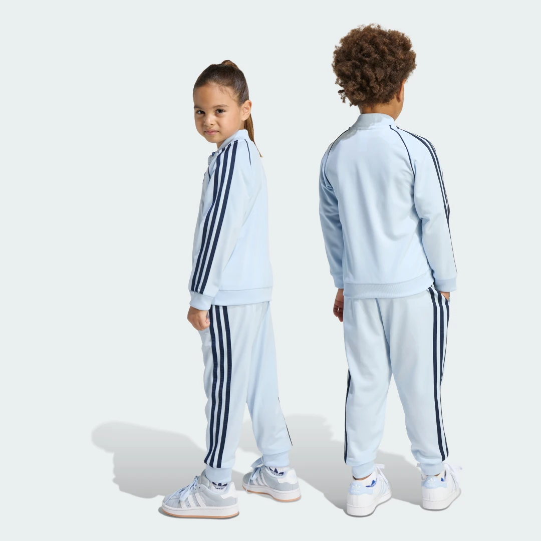 Detalle 2 de CHÁNDAL SST Adidas: chaqueta azul para días casuales y entrenamiento